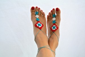 10 sandales aux pieds nus compilées par KatiDCreations pour AllFreeCrochet.com