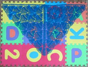 J'utilise des tapis de jeu pour enfants pour bloquer mes projets, comme le Pineapples for Everyone Shawl, un modèle de crochet gratuit disponible sur http://undergroundcrafter.com/blog/2014/08/20/free-pattern-pineapples-for-everyone-shawl/