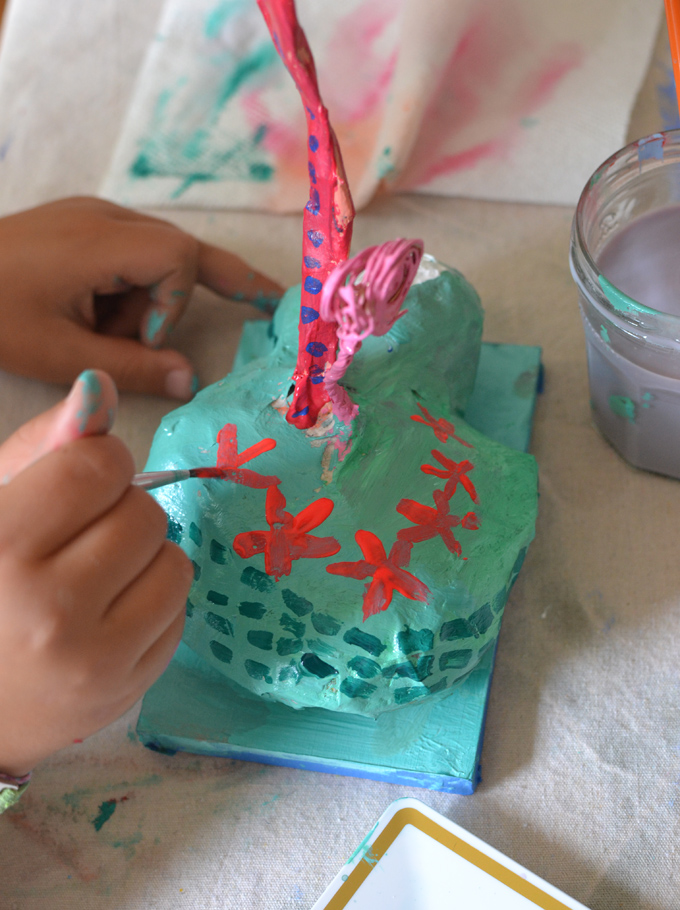 Les enfants réalisent des sculptures en papier mâché inspirées du duo d'artistes Chiaozza.