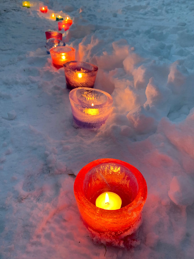 Préparez de simples votives à glace en congelant de l'eau pendant la nuit dans un contenant de charcuterie et en ajoutant du colorant alimentaire.  Un bel ajout à votre fête pandémique en plein air!