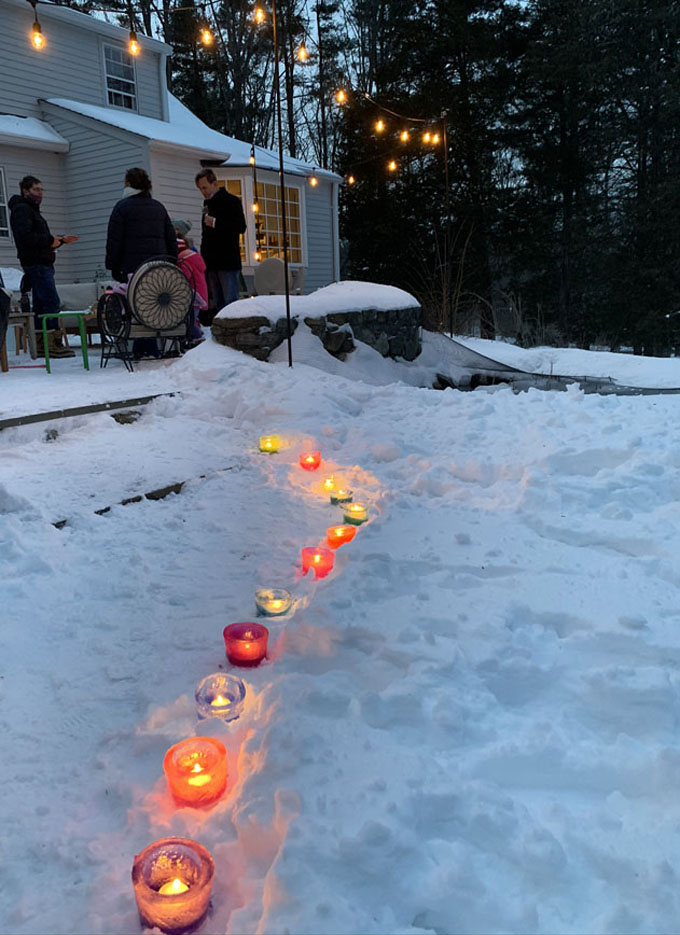 Préparez de simples votives à glace en congelant de l'eau pendant la nuit dans un contenant de charcuterie et en ajoutant du colorant alimentaire.  Un bel ajout à votre fête pandémique en plein air!