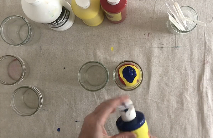 Utilisation de peintures à la tempera de couleurs primaires pour mélanger les tons de peau pour les cours d'art.