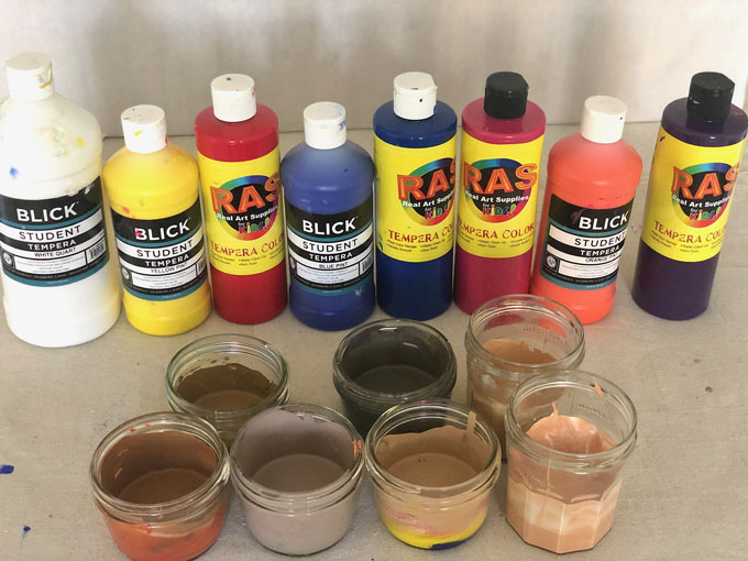 Utilisation de peintures à la tempera de couleurs primaires pour mélanger les tons de peau pour les cours d'art.