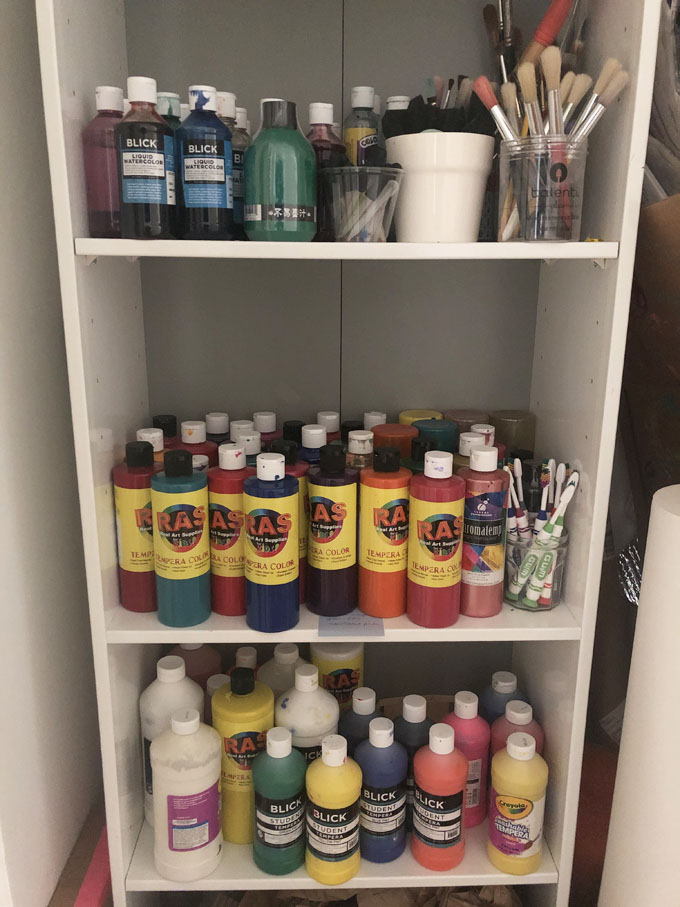 Solution de stockage de peinture pour cours d'art à domicile.