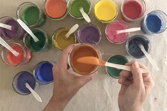 Mélange de couleurs de peintures à la tempera pour les cours d'art!  Dans cette vidéo, je vais vous montrer comment je crée des couleurs vives et opaques pour les utiliser sur du carton, du papier, etc.  Découvrez les couleurs primaires, secondaires et tertiaires (les meilleures à faire)!