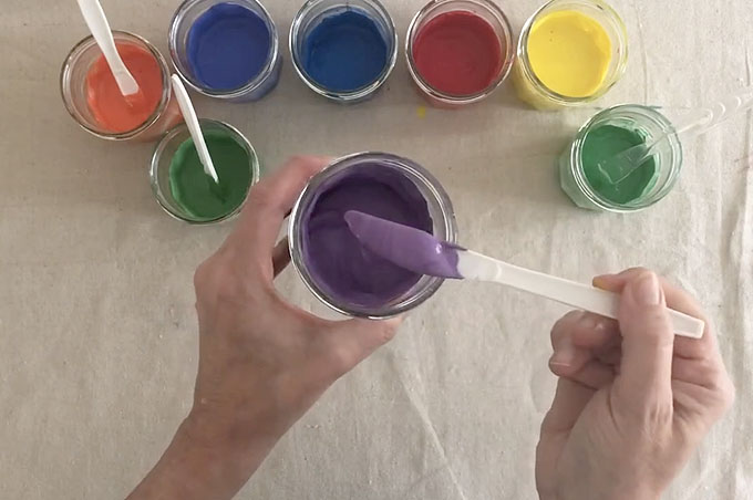 Mélange de couleurs de peintures à la tempera pour les cours d'art!  Dans cette vidéo, je vais vous montrer comment je crée des couleurs vives et opaques pour les utiliser sur du carton, du papier, etc.  Découvrez les couleurs primaires, secondaires et tertiaires (les meilleures à faire)!