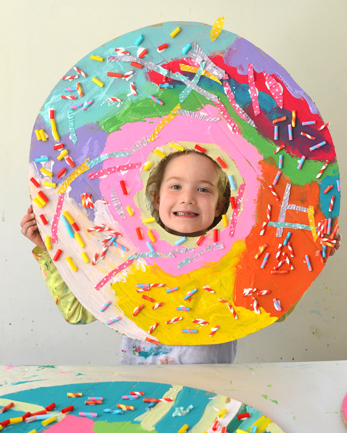 Donuts en carton géant avec des enfants