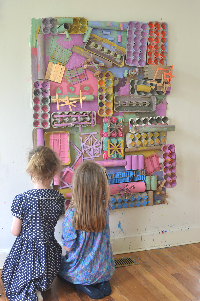 Mur d'art recyclé avec des enfants