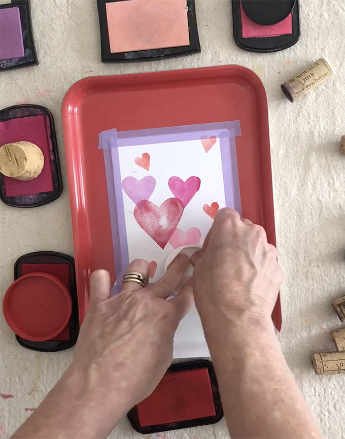 Créez des cartes de la Saint-Valentin avec des tampons faits maison avec de la mousse artisanale, des bouchons et des couvercles.