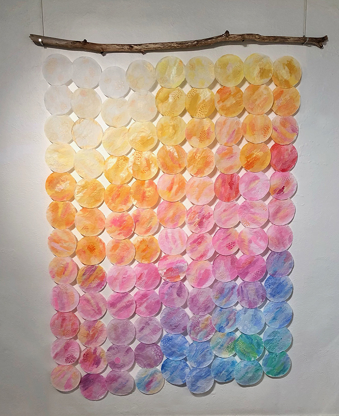 Faites une tenture murale avec des filtres à café et des aquarelles.  Activité d'art de processus parfaite pour tout âge, de la maternelle à 100 ans!