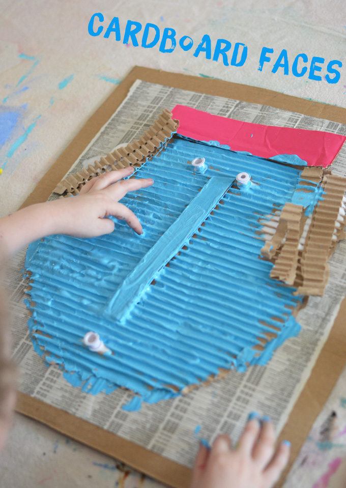 les enfants font des grimaces géantes avec du carton ondulé et de la peinture à la détrempe