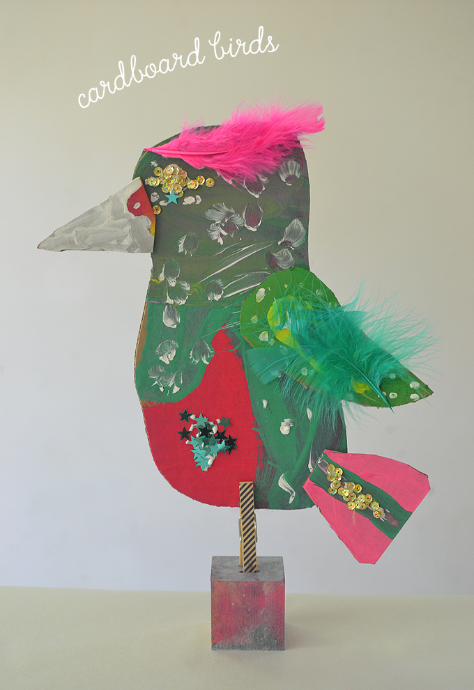 les enfants fabriquent des sculptures d'oiseaux à partir de carton, de peinture, de plumes et d'un bloc de bois