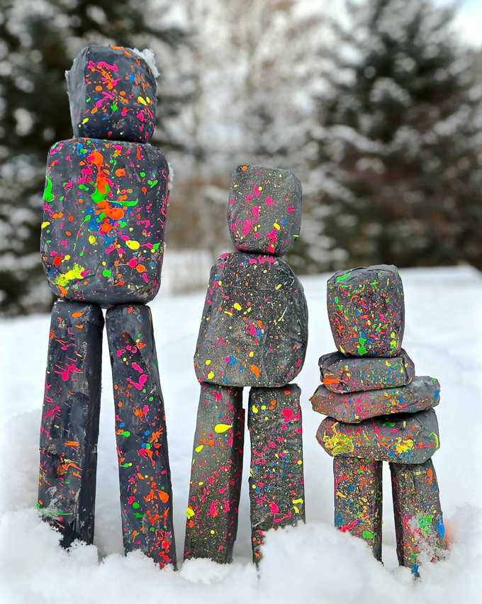 Sculptures en papier mâché réalisées par des enfants, inspirées de l'artiste Ugo Rondinone.