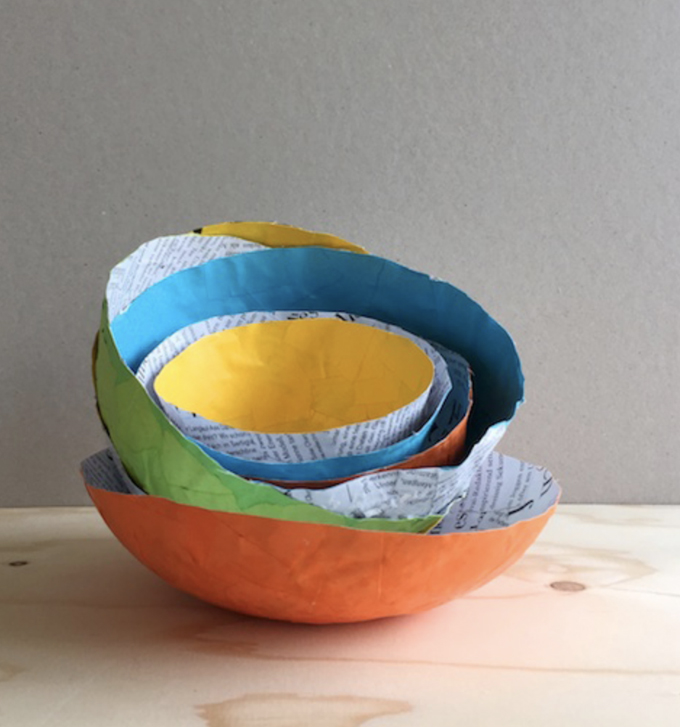 Tutoriel de bols en papier mâché coloré et facile.