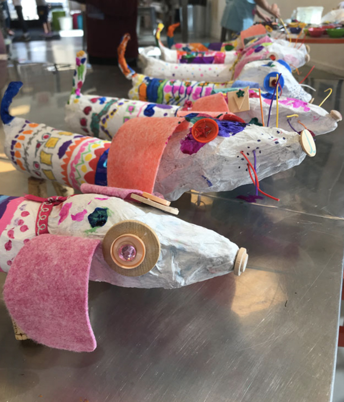 Projet de chiens weiner en papier mâché pour les enfants.