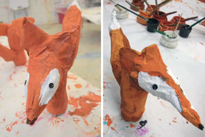 Des renards en papier mâché fabriqués par des enfants.