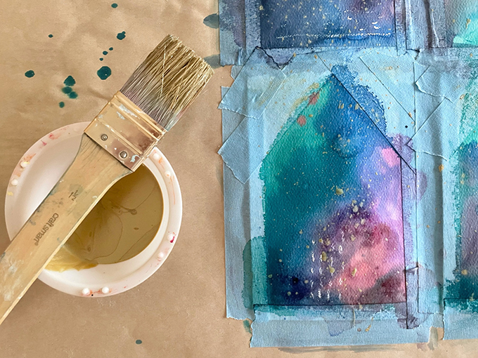 Fabriquez une guirlande de maison peinte en utilisant une technique d'aquarelle liquide et de ruban adhésif.
