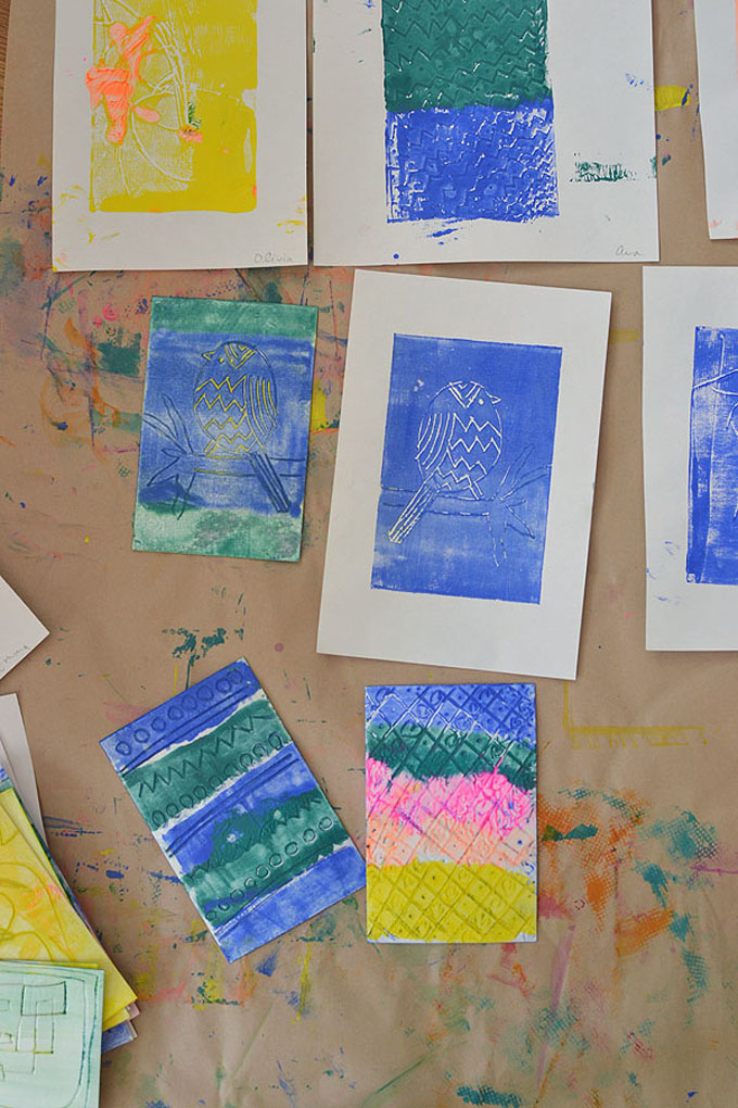 les enfants utilisent de la mousse de polystyrène, de la peinture à la détrempe et un brayer pour faire des impressions