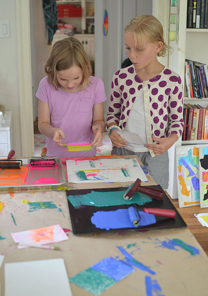 les enfants utilisent de la mousse de polystyrène, de la peinture à la détrempe et un brayer pour faire des impressions