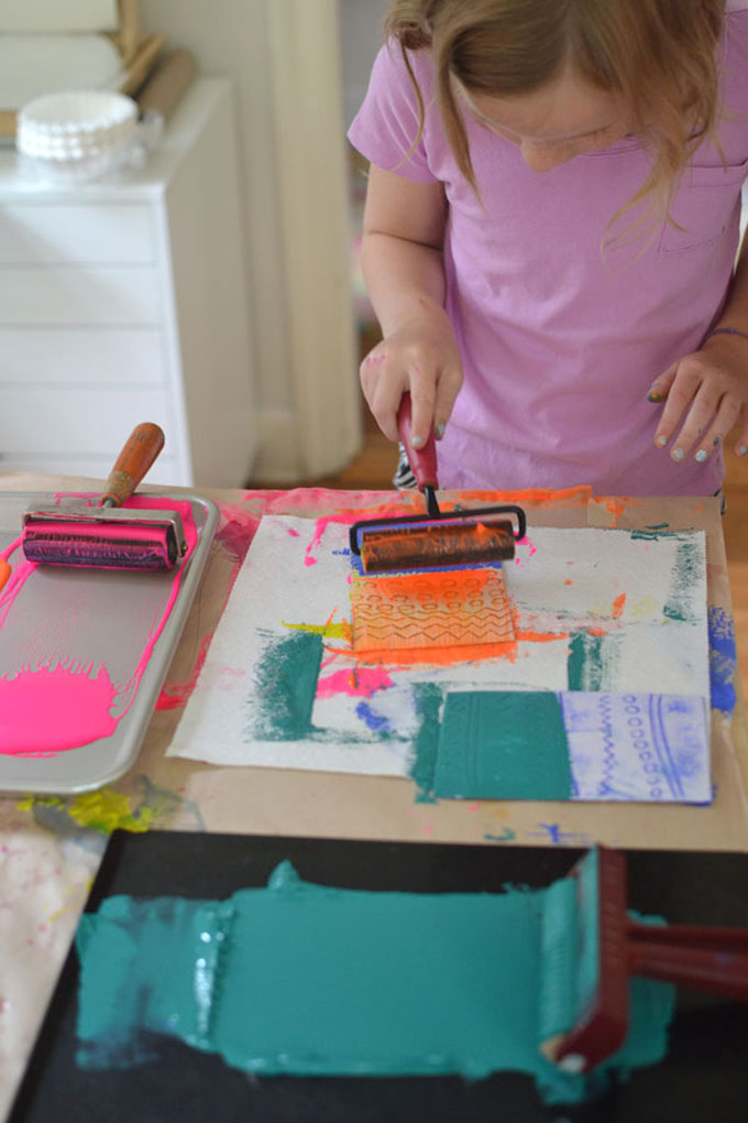 les enfants utilisent de la mousse de polystyrène, de la peinture à la détrempe et un brayer pour faire des impressions