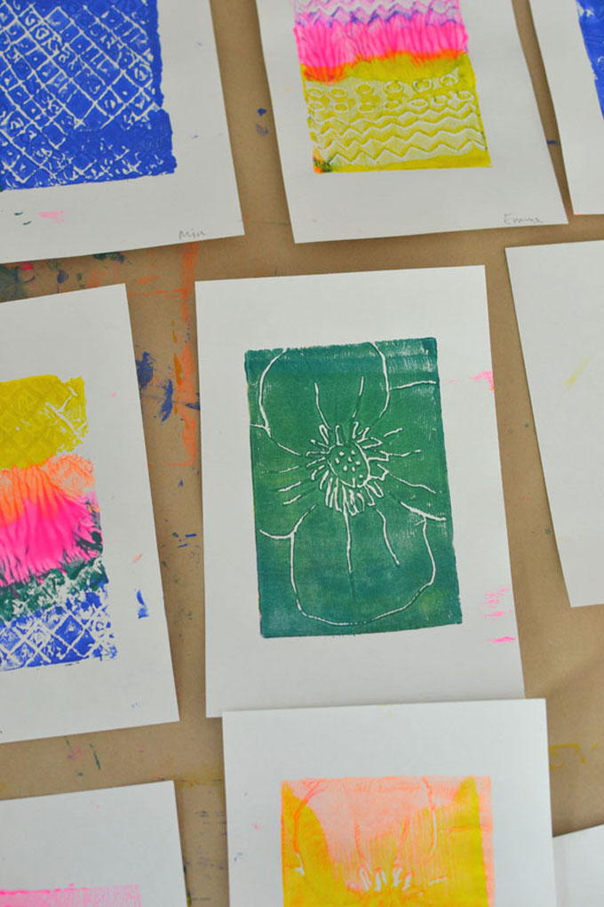 les enfants utilisent de la mousse de polystyrène, de la peinture à la détrempe et un brayer pour faire des impressions