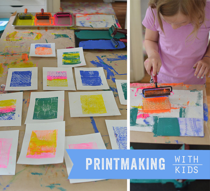 les enfants utilisent de la mousse de polystyrène, de la peinture à la détrempe et un brayer pour faire des impressions