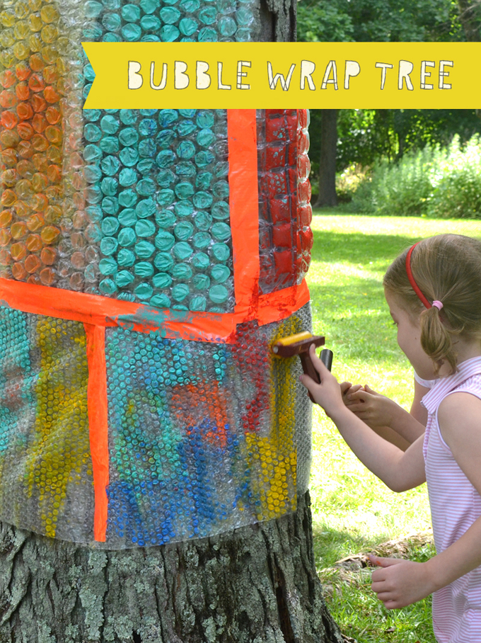 Enveloppez un arbre dans du papier bulle et placez des rouleaux, de la peinture et du papier pour que les enfants puissent faire des impressions texturées.