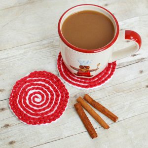 Ces sous-verres Peppermint Swirl sont parfaits pour ajouter du charme de vacances à votre maison ou pour offrir.  Créez un ensemble et associez-le à un mélange de chocolat chaud gastronomique et à des guimauves et vous obtenez un excellent ensemble cadeau !  www.petalstopicots.com #crochet #motif #Noël #vacances