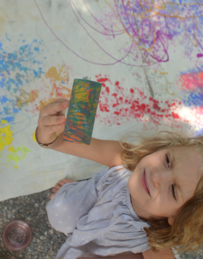 Jackson Pollock artiste étudie avec des enfants, peinture collaborative à grande échelle.