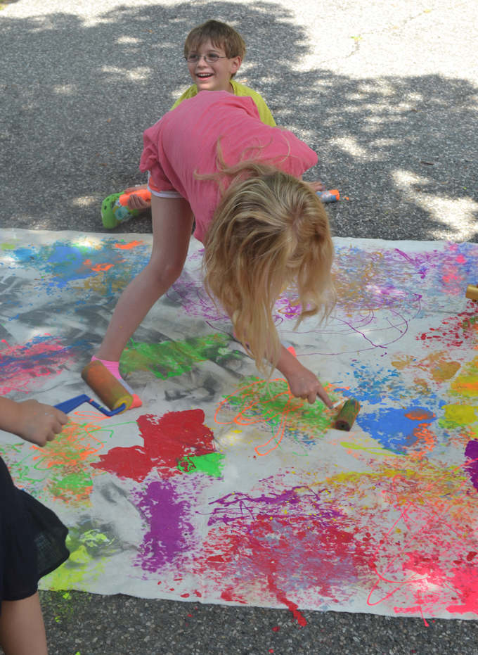 Jackson Pollock artiste étudie avec des enfants, peinture collaborative à grande échelle.