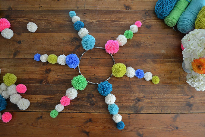 Faites un Pujaki polonais traditionnel, mais avec des pompons au lieu de papier.