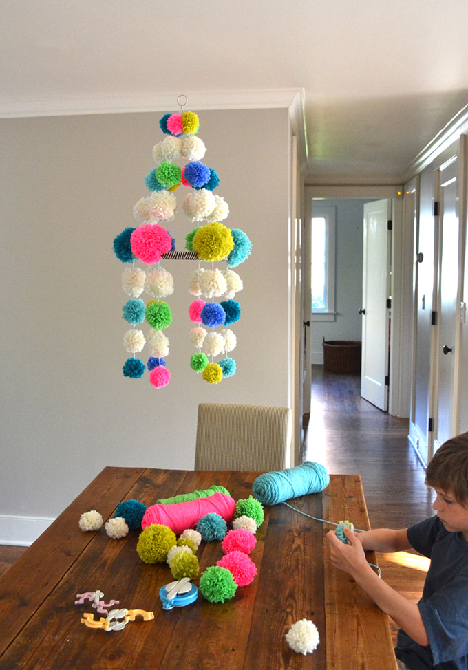 Faites un Pujaki polonais traditionnel, mais avec des pompons au lieu de papier.