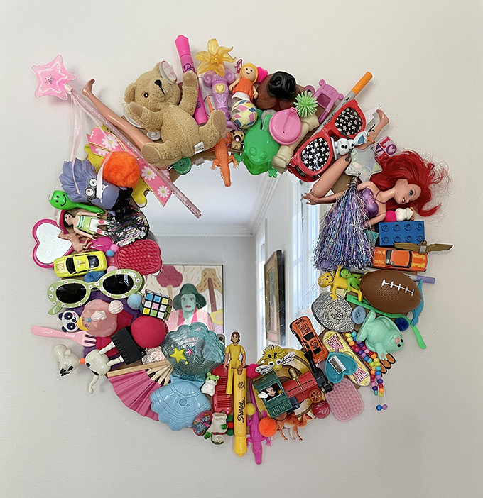 Fabriquez un miroir de jouet indésirable avec des jouets recyclés.