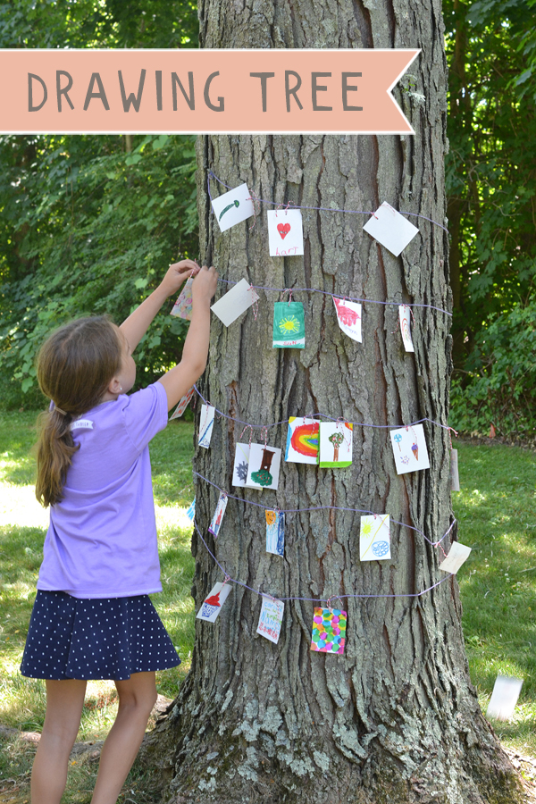 Créez de l'art public extérieur sur un arbre avec des invites de dessin simples.