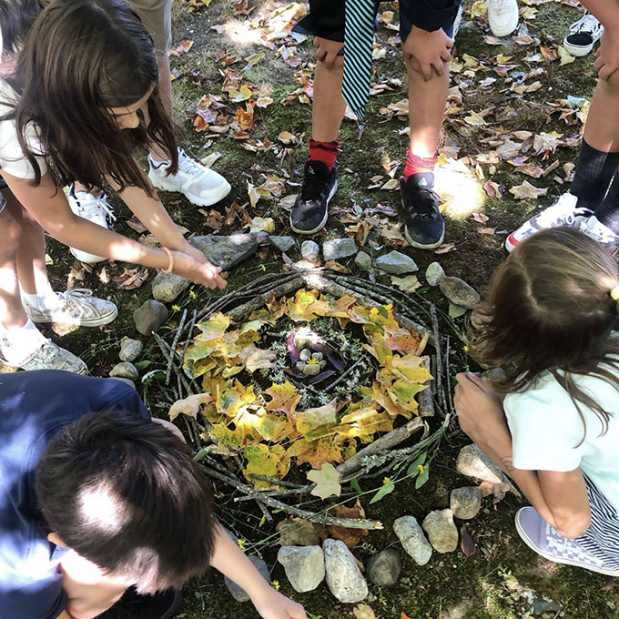 Créez du land art avec des enfants inspirés par Andy Goldsworthy.