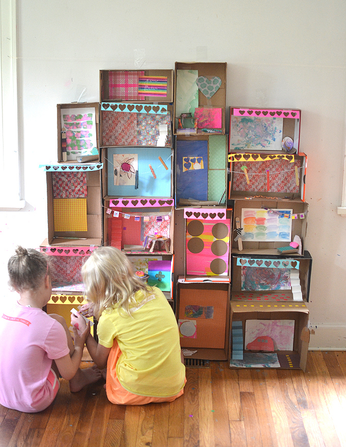 Les enfants fabriquent une maison de poupée géante à partir de boîtes à chaussures.