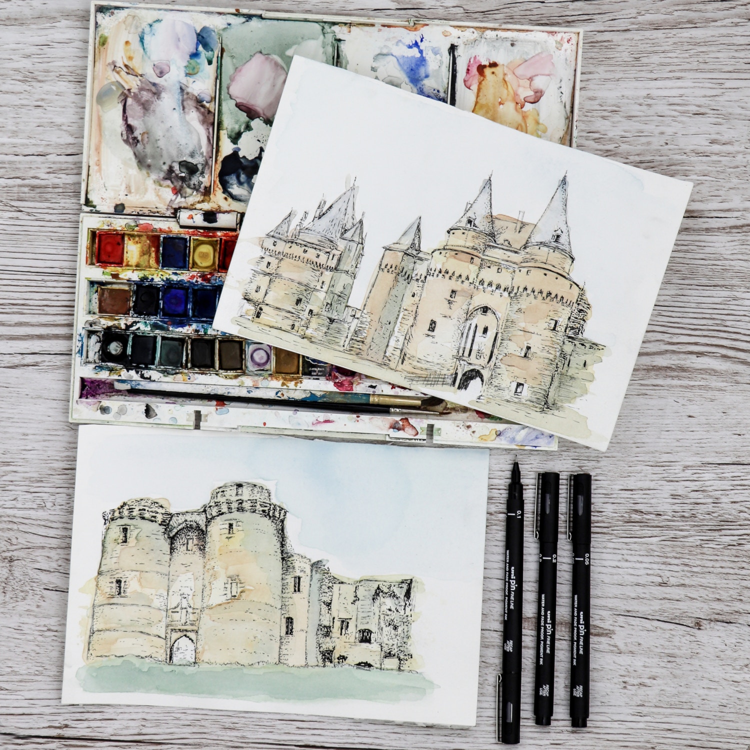 Croquis à l'aquarelle et au stylo à l'aide de stylos Uni-ball PIN