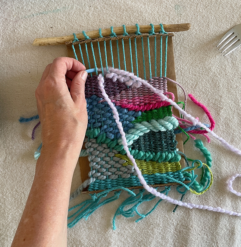 Doodle tissage avec un métier à tisser en carton et des fils colorés