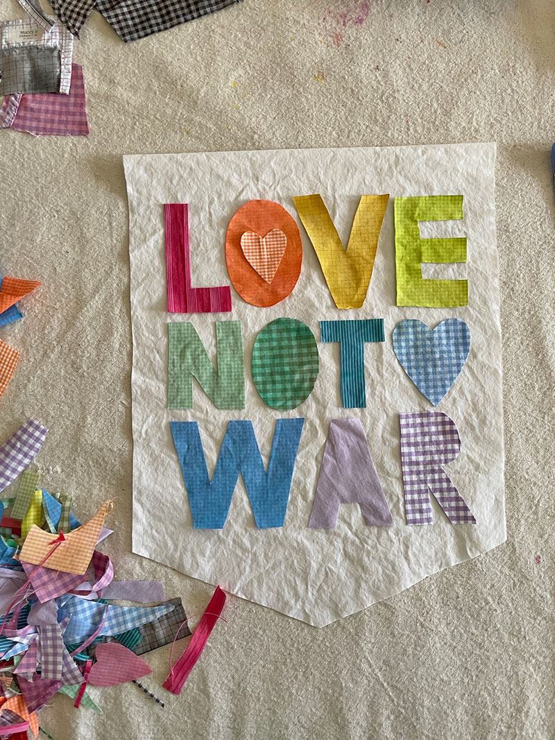 DIY "L'amour pas la guerre" bannière faite de vieilles chemises.