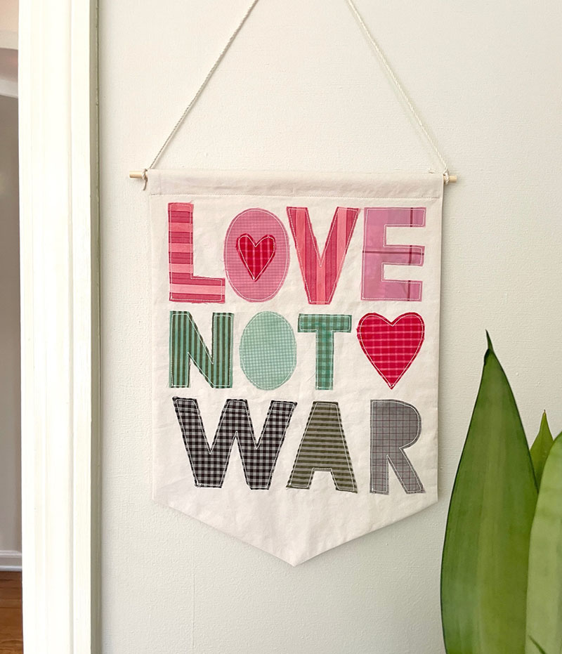 DIY "L'amour pas la guerre" bannière, faite de vieilles chemises.
