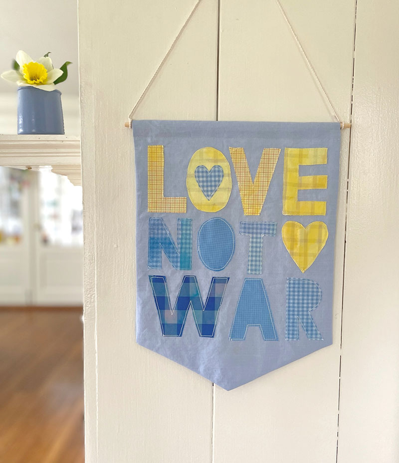 DIY "L'amour pas la guerre" bannière pour l'Ukraine, fabriquée à partir de vieilles chemises.