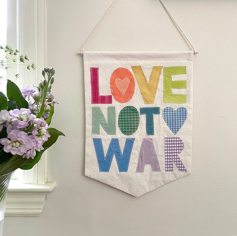 DIY "L'amour pas la guerre" bannière, faite de vieilles chemises.