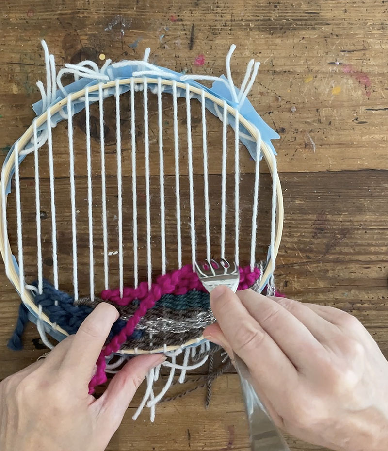 Doodle tissant avec du fil à l'aide d'une fourchette comme outil pour appuyer sur la trame