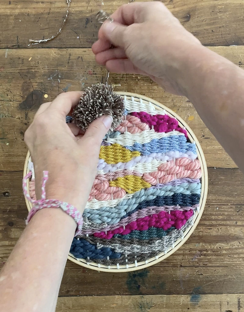 Ajouter un pompon fait maison au tissage de gribouillis rond