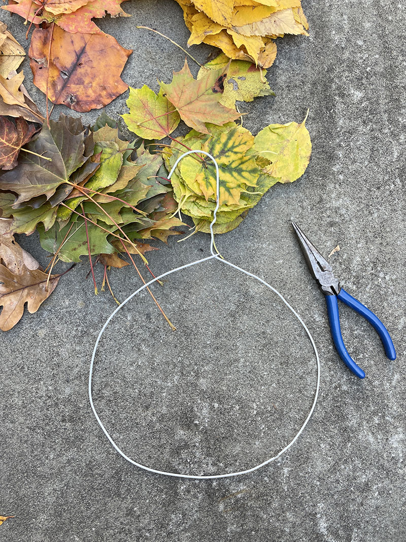 Faites une simple couronne de feuilles arc-en-ciel à l'aide d'un cintre métallique. 