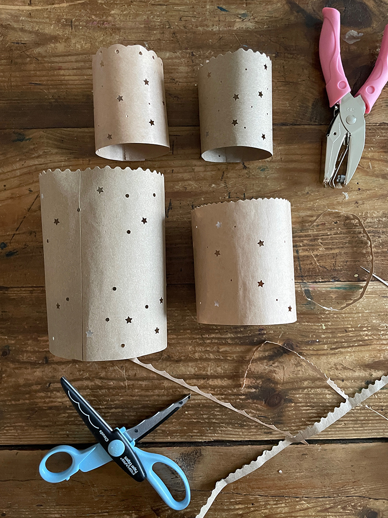 Luminaires de sacs en papier à l'aide de ciseaux décoratifs et d'une perforatrice à papier étoile