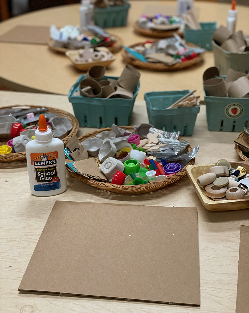 Mise en place de carton et de matériaux recyclés sur une table pour que les enfants d'âge préscolaire fassent des collages
