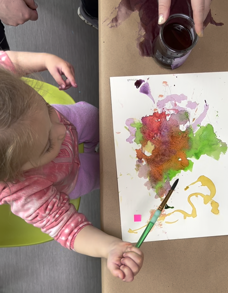 Jeune bambin explorant la peinture pour la première fois.